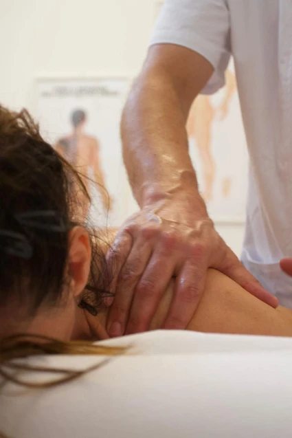 Trattamento massoterapico con massaggiatrice qualificata a Padenghe sul Garda 3